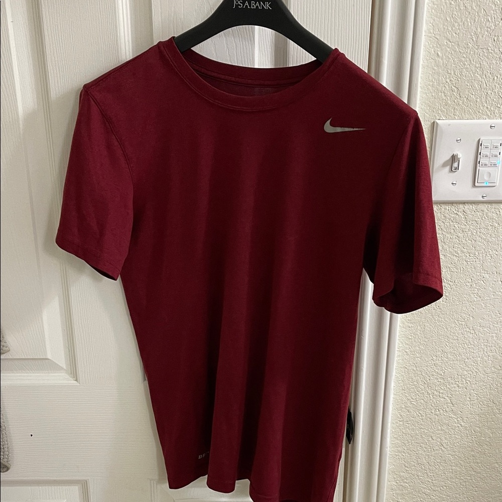 Nike Men's Small Maroon Short Sleeve Tee
